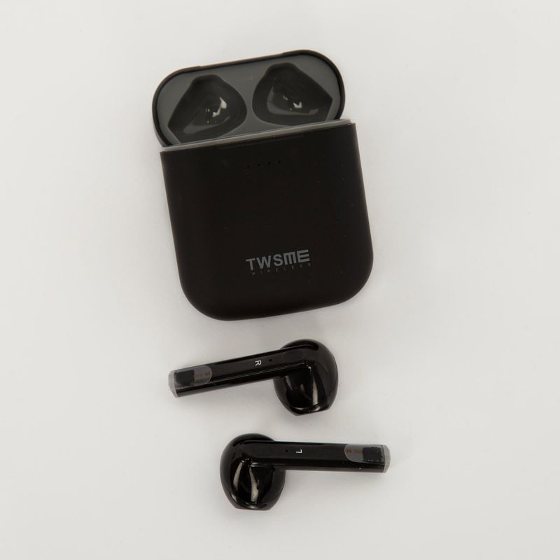 audifonos-in-ear-tws-t1-bluetooth-con-estuche-semi-cuadrado-de-carga-color-negro-7701016123617