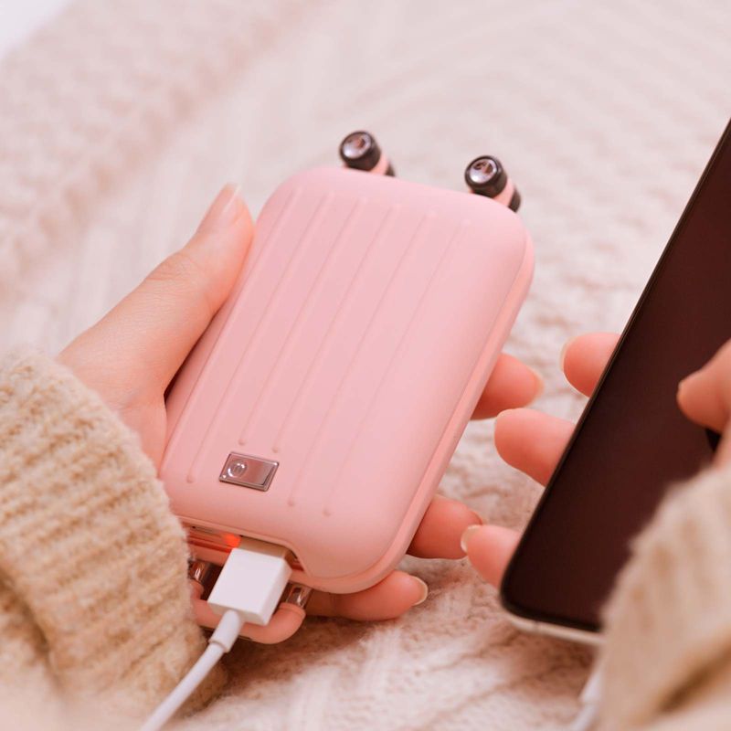 bateria-portatil-5500-mah-con-calentador-de-manos-diseno-equipaje-rosado-7701016921008