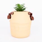 planta-artifificial-en-maceta-beige-grabada-con-manija-cafe-de-26-cm-7701016952590