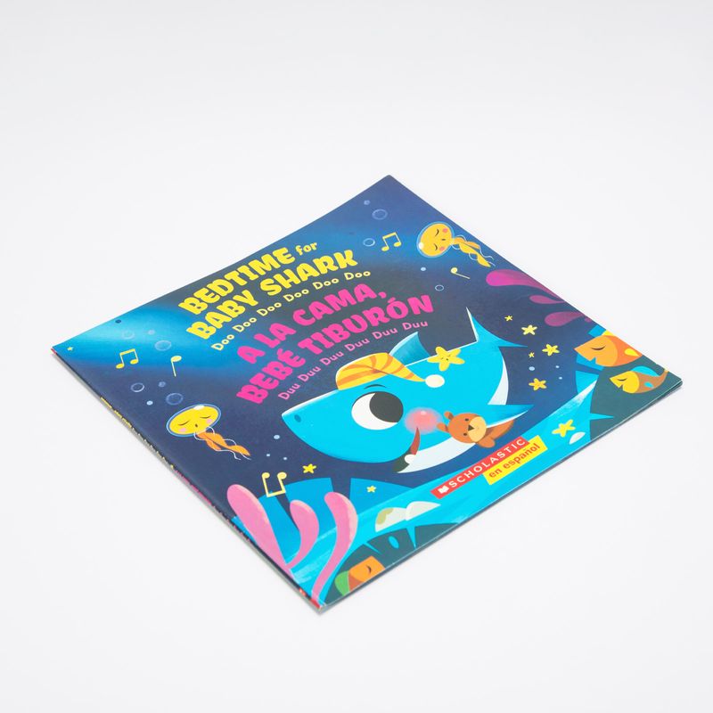 bedtime-for-baby-shark-a-la-cama-bebe-tiburon-2-9781338630992