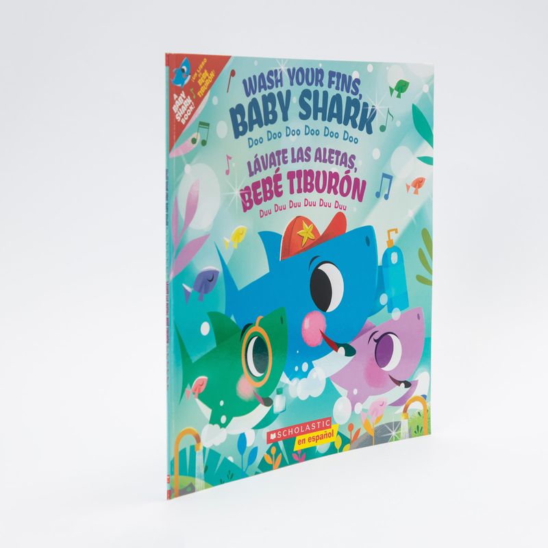 wash-your-fins-baby-shark-lavate-las-aletas-bebe-tiburon-1-9781338723069