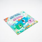 wash-your-fins-baby-shark-lavate-las-aletas-bebe-tiburon-2-9781338723069