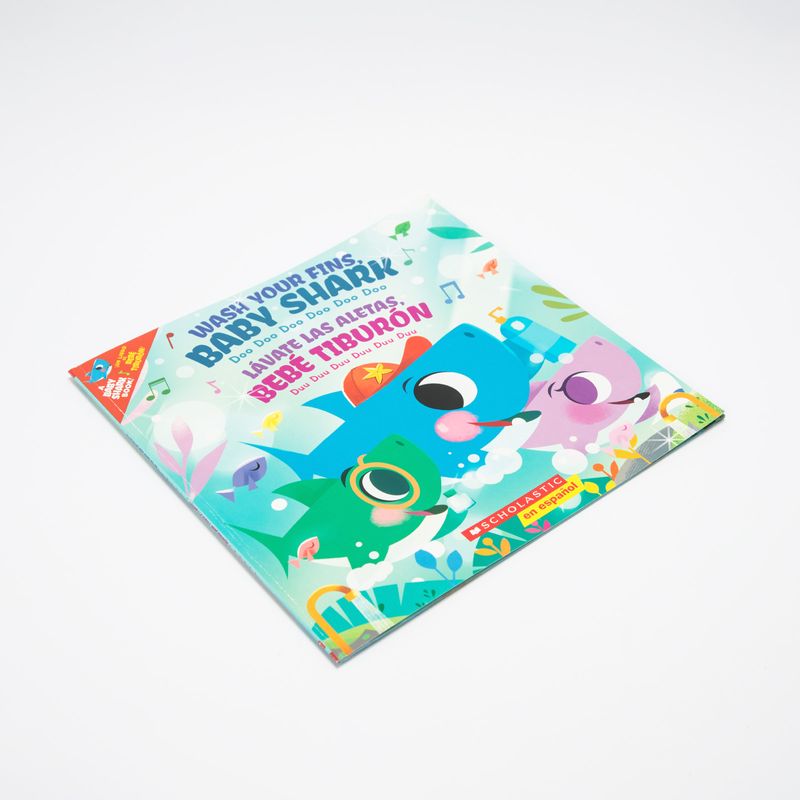 wash-your-fins-baby-shark-lavate-las-aletas-bebe-tiburon-2-9781338723069