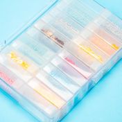 Caja de almacenamiento con 24 recipientes de 3.5 x 15.9 x 10.5 cm