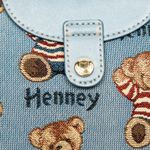 bolso-henney-bear-diseno-osos-azul-metalizado-3-6923262265182