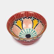 Bowl en cerámica de 550 ml rojo, diseño pétalos con puntos blancos