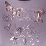 portavela-en-vidrio-color-morado-oro-rosa-diseno-flores-con-mariposas-3-7701016355186
