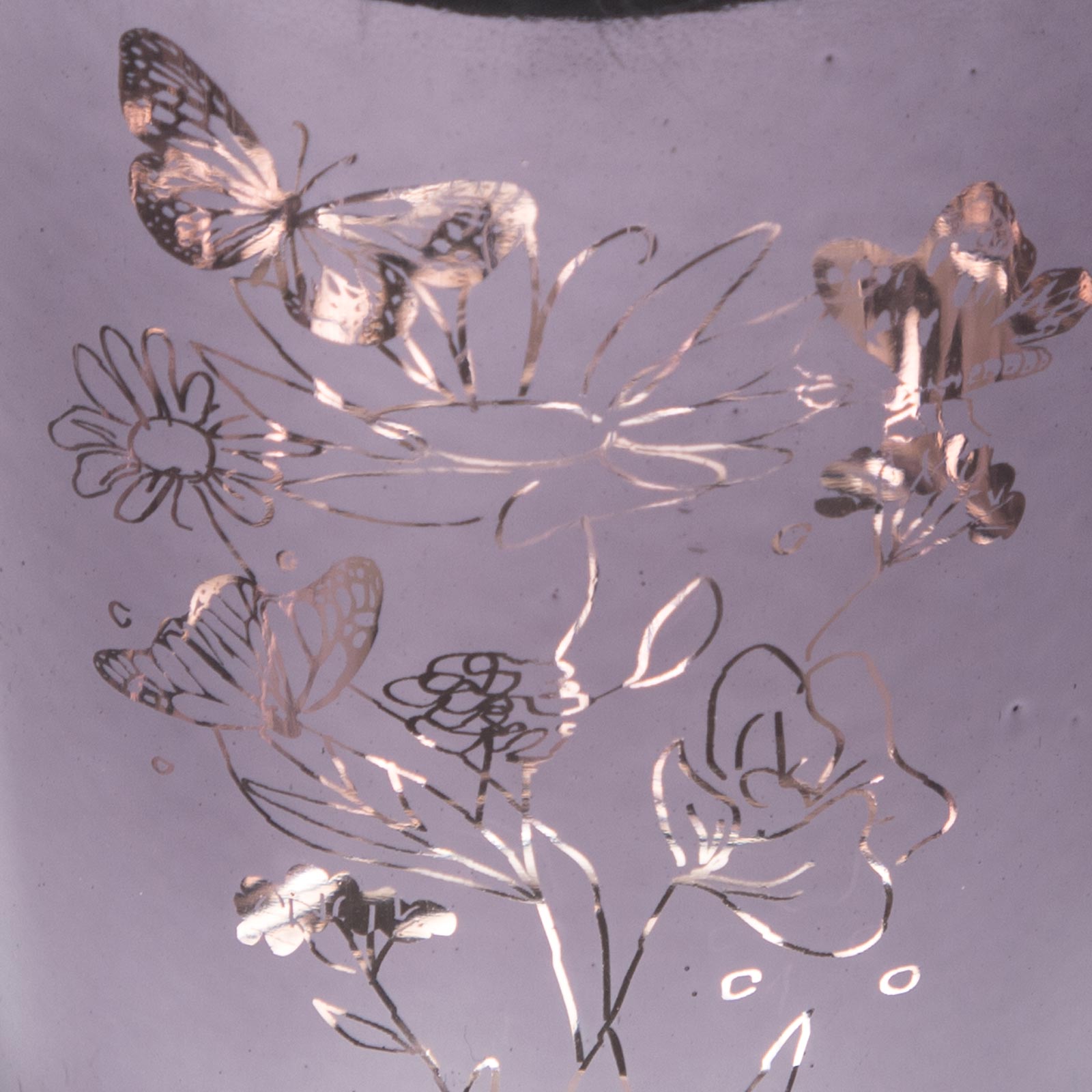Portavela de vidrio color rosa dorado, diseño flores y mariposas moradas