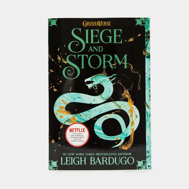 siege-and-storm-the-shadow-and-bone-2-9781250044433