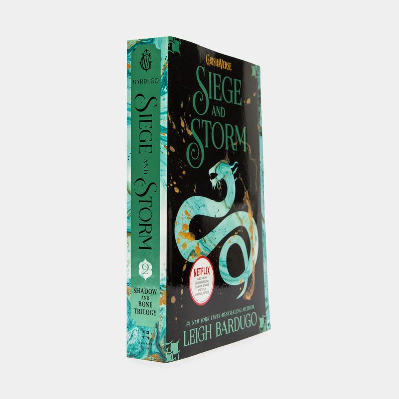 siege-and-storm-the-shadow-and-bone-2-2-9781250044433