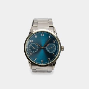 Reloj análogo de pulso metálico plateado y tablero azul
