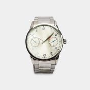 Reloj análogo de pulso metálico y tablero plateado