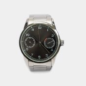 Reloj análogo de pulso metálico plateado y tablero negro