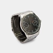 Reloj análogo de pulso metálico plateado y tablero negro