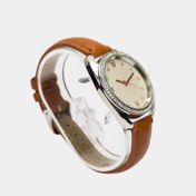 Reloj análogo con pulso de cuero sintético y tablero blanco