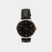Reloj análogo con pulso de cuero y tablero negro