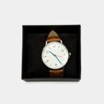 reloj-analogo-pulso-de-cuero-cafe-tablero-blanco-7701016799911