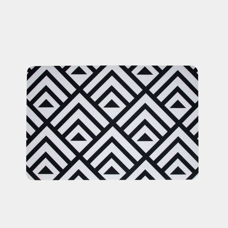 tapete-rombos-con-triangulos-blanco-con-negro-37-x-58-cm-7701016322942