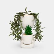 Planta artificial con maceta blanca, suculentas