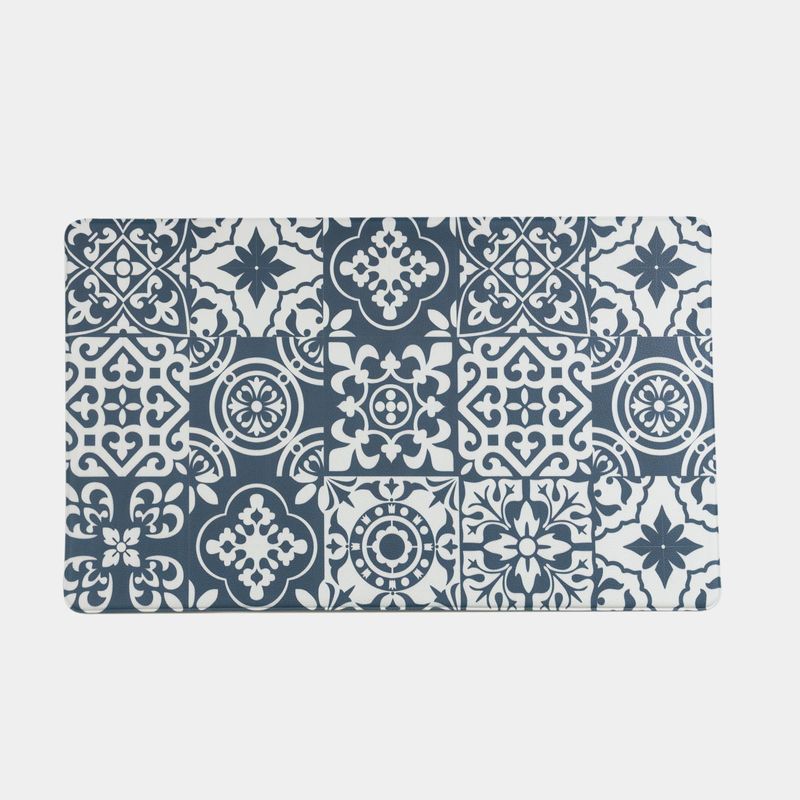 tapete-de-arabescos-blanco-con-azul-46-x-76-cm-7701016359146