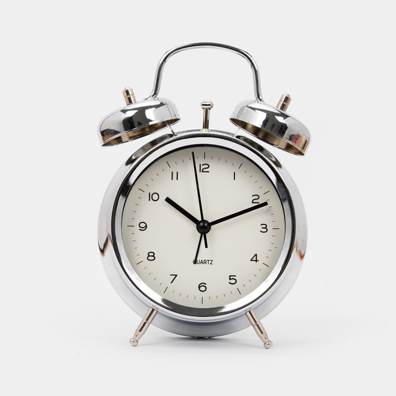 reloj-de-mesa-con-alarma-16-5-x-12-cm-plateado-7701016367493