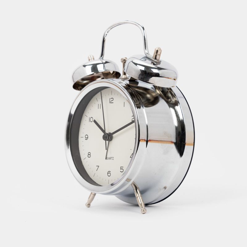 reloj-de-mesa-con-alarma-16-5-x-12-cm-plateado-2-7701016367493