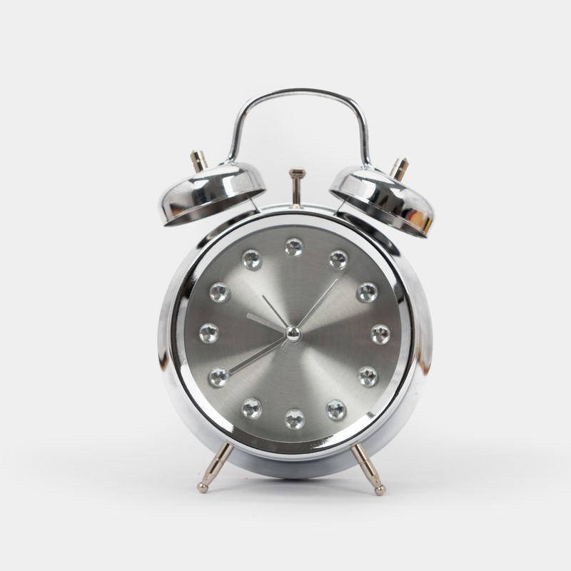 Reloj de mesa plateado con alarma