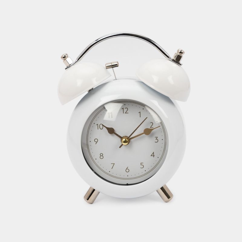 Reloj de mesa plateado con alarma