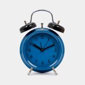 Reloj de mesa azul con alarma de 16.5 x 12 cm