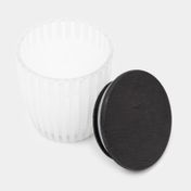 Vela en vaso de vidrio con tapa negra