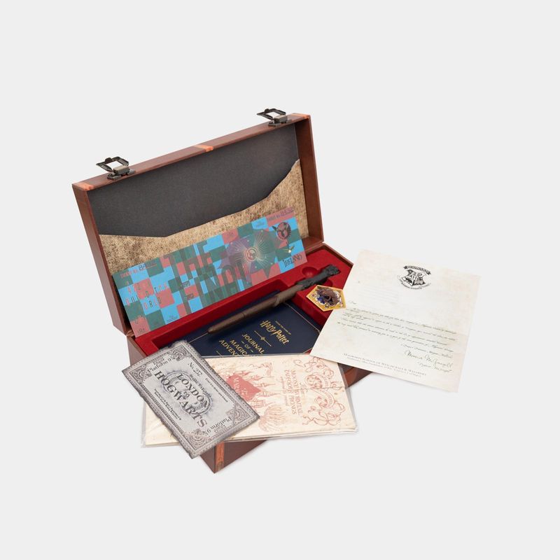 harry-potter-hogwarts-trunk-collectible-set-3-9780762474738