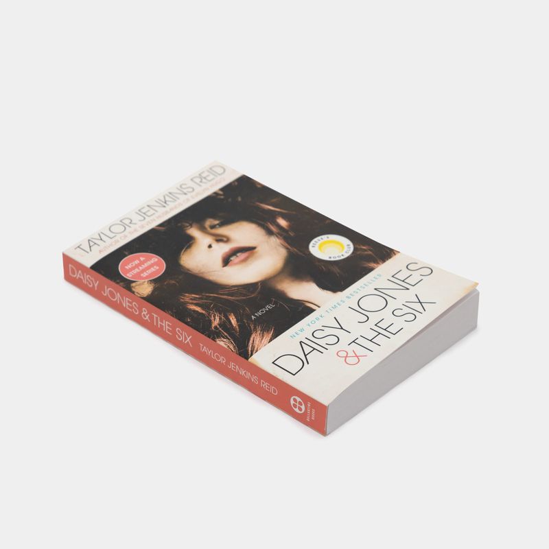 daisy-jones-and-the-six-3-9781524798642