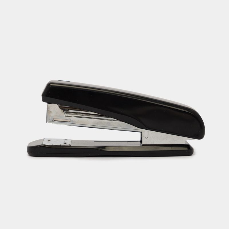 cosedora-negra-manual-para-25-hojas-7701016980180