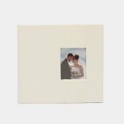 Álbum fotográfico blanco de 22 x 23,5 cm con portaretrato de encaje