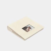 Álbum fotográfico blanco de 22 x 23,5 cm con portaretrato de encaje