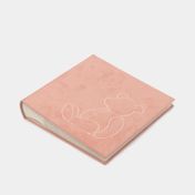 Álbum fotográfico rosado de 22 x 23,5 cm y disñeo de oso bordado