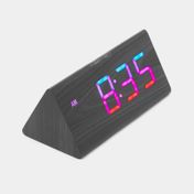 Reloj digital de mesa con luz led, triangular