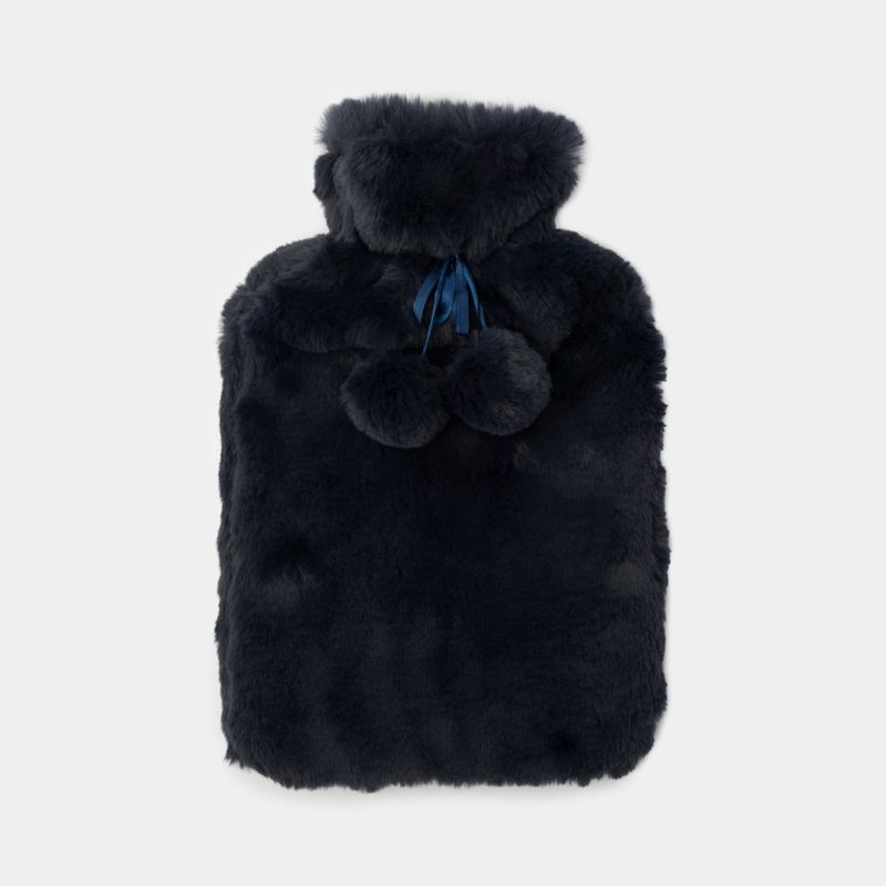 bolsa-para-agua-caliente-con-pompon-azul-oscuro-de-2l-7701016611503