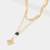 Collar dorado triple con dije tipo moneda y piedra