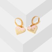 Aretes con diseño de corazones dorados y rosados