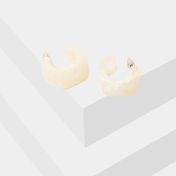 Aretes con diseño de semiaros en resina, blancos