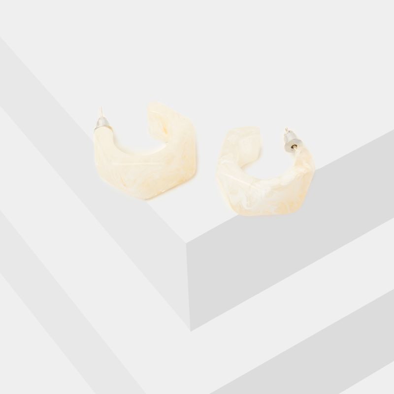 aretes-diseno-semiaro-en-resina-blanca-7701016611794