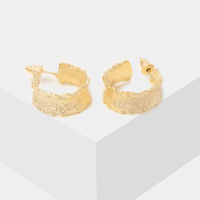 aretes-dorados-diseno-semiaro-rustico-7701016611954
