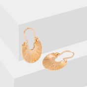 Aretes cortos de abanicos dorados