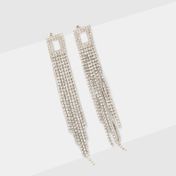 Aretes plateados largos con piedras brillantes