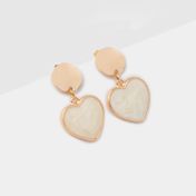 Aretes dorados circulares con corazones blancos