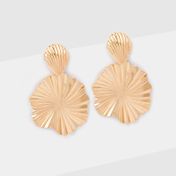 Aretes dorados con diseño de conchas y flores