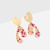 Aretes largos dorados con diseño retro de manchas