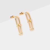 Aretes cortos dorados con diseño de aros entrelazados