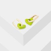 Aretes cortos rectangulares con corazón verde
